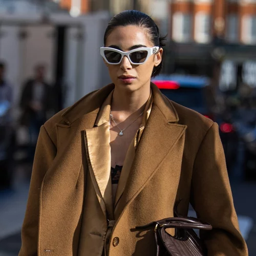 Αυτό το κοντό παλτό Massimo Dutti είναι σε έκπτωση και έχει το χρώμα που θα αγαπήσεις τη νέα σεζόν