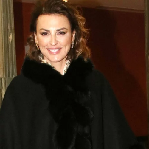 Η Εβελίνα Παπαντωνίου σε μία σπάνια εμφάνιση – Το chic look με κάπα