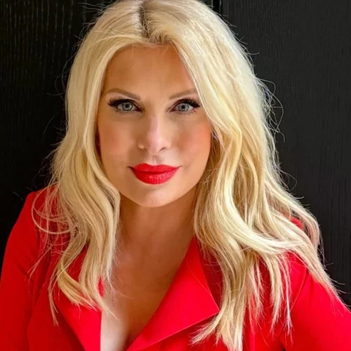 Πριν από 34 χρόνια | Η Ελένη Μενεγάκη ποζάρει στον φακό σαν star του σινεμά