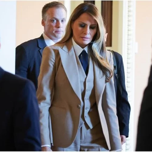 H Melania Trump κάνει τάση το ανδρόγυνο look