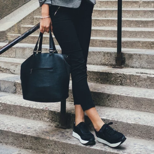 5 τρόποι για να φορέσετε τα sneakers το φθινόπωρο αν είστε 40+