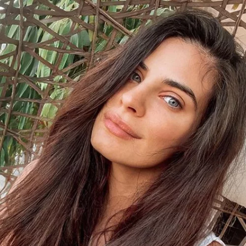 Χριστίνα Μπόμπα | Με στενό μίνι φόρεμα, μας δείχνει το σώμα της 1,5 μήνα μετά τη γέννα