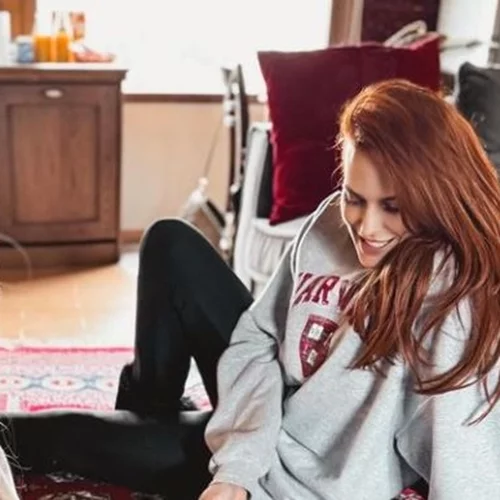 Η Σίσσυ Χρηστίδου στην ευρύχωρη κουζίνα του σπιτιού της | Μαγειρεύει (δύο φαγητά) για τους γιους της