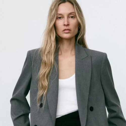 Αυτό το σταυρωτό blazer από τη Zara θα γίνει το αγαπημένο σου κομμάτι για το γραφείο και τα after work drinks