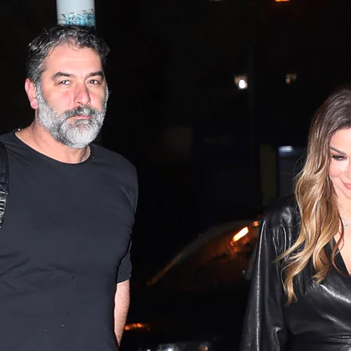 Δέσποινα Βανδή | Με μίνι δερμάτινο φόρεμα στην πρώτη δημόσια εμφάνιση με τον Βασίλη Μπισμπίκη