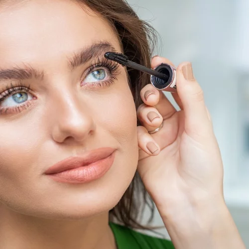 Στο TikTok βρήκαμε το νέο τρόπο να βάζουμε mascara για πιο μακριές βλεφαρίδες