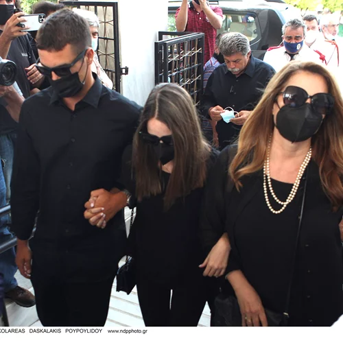 Κηδεία Τόλη Βοσκόπουλου: Η Άντζελα Γκερέκου και η Μαρία Βοσκοπούλου συντετριμμένες στο Ά Νεκροταφείο για το τελευταίο αντίο