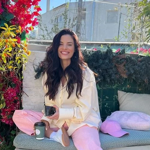 Τροπική διάθεση | Η Χριστίνα Μπόμπα στην τεράστια ταράτσα του σπιτιού της