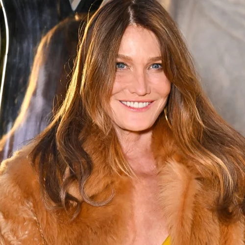 Carla Bruni | Στην Paris Fashion Week μετά τη φυλάκιση του Nicolas Sarkozy - Η κίνηση που συζητήθηκε