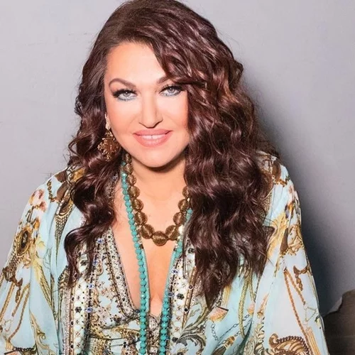 Η Καίτη Γαρμπή ντύθηκε ασορτί με τον γιο της, Δημήτρη Σχοινά, και τραγούδησαν μαζί μία από τις μεγαλύτερες επιτυχίες της