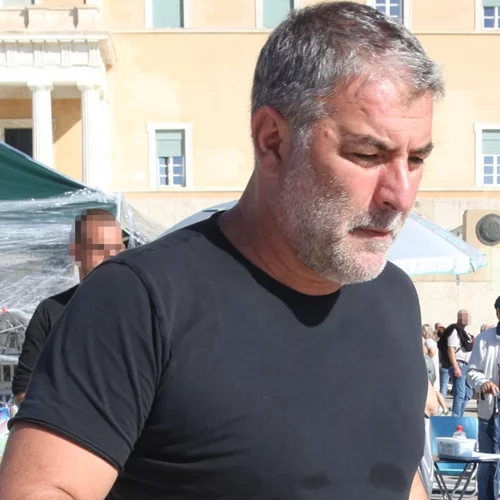 Βασίλης Μπισμπίκης | Στο Σύνταγμα στο πλευρό του απεργού πείνας Πάνου Ρούτσι - "Ήθελε να δει εμένα και τη Δέσποινα Βανδή"