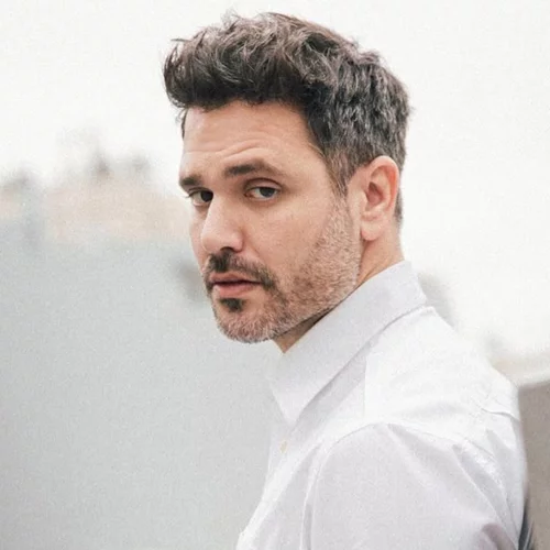 "Πιο ερωτικός από ποτέ" | Ο Μιχάλης Λεβεντογιάννης φωτογραφίζεται με τη νέα συμπρωταγωνίστριά του στο θέατρο