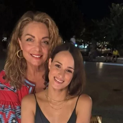 Άντζελα Γκερέκου | Έξοδος για φαγητό σε γνωστό εστιατόριο της Κέρκυρας