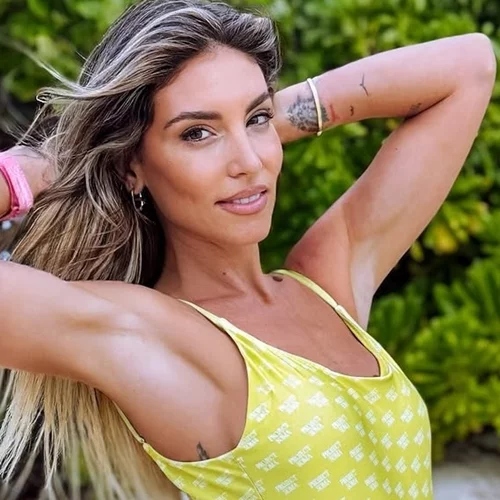 Στην Πάργα η Αθηνά Οικονομάκου | Η εντυπωσιακή βουτιά της Σιέννα στην πισίνα