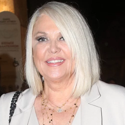 Η Ρούλα Κορομηλά ποζάρει με τον "φύλακα άγγελο" της