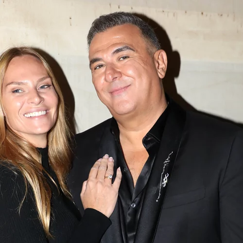 "Μαγικός άνθρωπος...από κάθε άποψη" | Η Υβόννη Μπόσνιακ αγκαλιά με τον Αντώνη Ρέμο στη μεγάλη συναυλία του στο Ηρώδειο