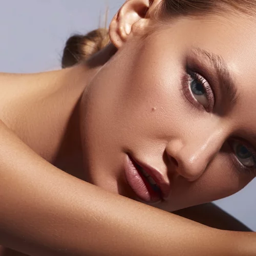 Αυτή η κρέμα ματιών με βιταμίνη C κοστίζει λιγότερο από 12 ευρώ και φωτίζει το βλέμμα