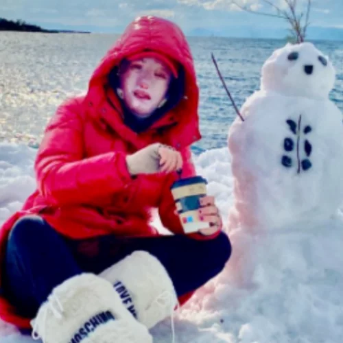 Ιωάννα Παλιοσπύρου | Ποζάρει στο χιονισμένο τοπίο με κόκκινο jacket