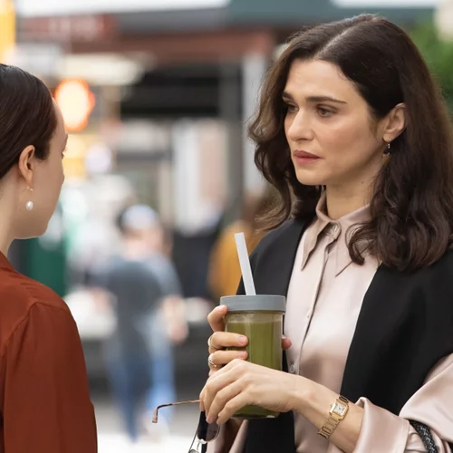 Rachel Weisz | Η νέα τηλεοπτική της ηρωίδα έχει το στιλ που θέλουμε να υιοθετήσουμε το Φθινόπωρο