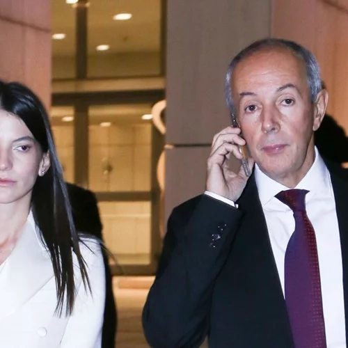 Δήμητρα Κούστα | Με λευκό κοστούμι και μεταλλιζέ γόβες στο πλευρό του συζύγου της