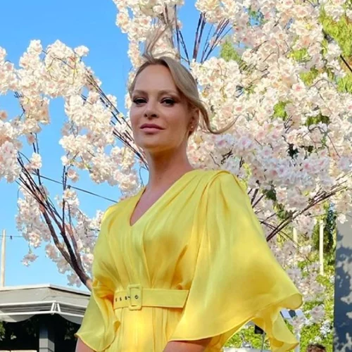 Καλεσμένη σε γάμο | Η Υβόννη Μπόσνιακ με το φόρεμα που θα σε αναδείξει στην πιο καλοντυμένη