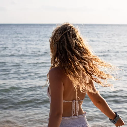 Θες πιο πλούσια, ενυδατωμένα και γεμάτα όγκο μαλλιά; Φτιάξε το δικό σου hair spray με νερό καρύδας