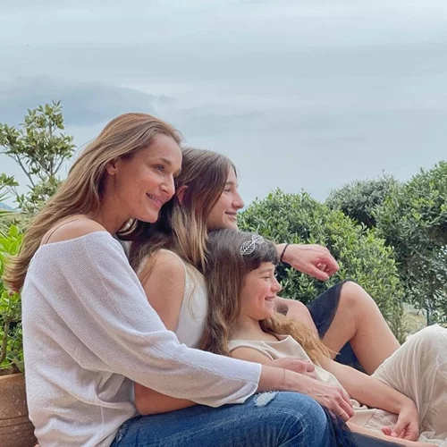 Η Αναστασία και η Αριάδνη Ρουβά είναι διαφορετικές τόσο σε εμφάνιση όσο και σε χαρακτήρα | Αυτές είναι οι πανέμορφες κόρες της Κάτιας Ζυγούλη και του Σάκη Ρουβά