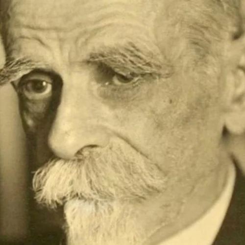 Κωστής Παλαμάς | Mία μοναδικά σπάνια φωτογραφία του στην δεκαετία '30 μπροστά στο βιβλιοπωλείο Κάουφμαν