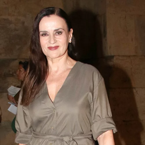 Η Καρυοφυλλιά Καραμπέτη με tone to tone καφέ σύνολο στο Ηρώδειο