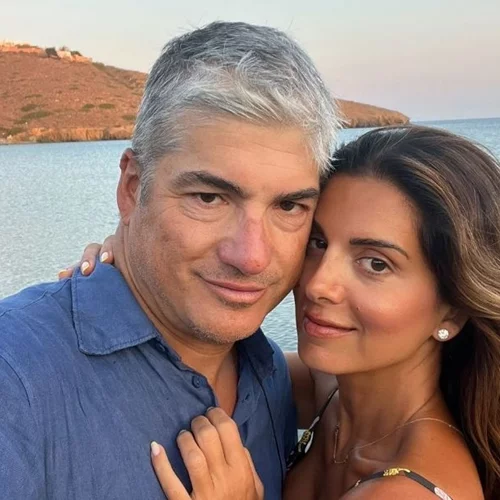 Σταματίνα Τσιμτσιλή | Με μίνι denim φούστα στα σοκάκια της Πάρου