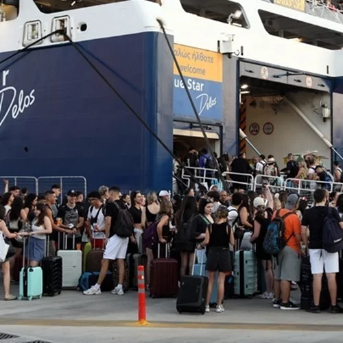 Χιλιάδες ταξιδιώτες αναχωρούν για τα νησιά ενόψει Δεκαπενταύγουστου