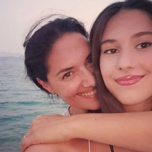 Πίσω στην Αθήνα η Νόνη Δούνια | Ανανεωμένη στο καλαίσθητο διαμέρισμά της στον Πειραιά