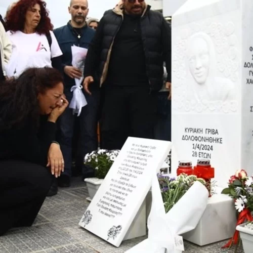 Σπάραξε η μητέρα της Κυριακής Γρίβα - Τραγούδησε το "Τακούνια για καρφιά" μπροστά στο μνημείο για την κόρη της [βίντεο]