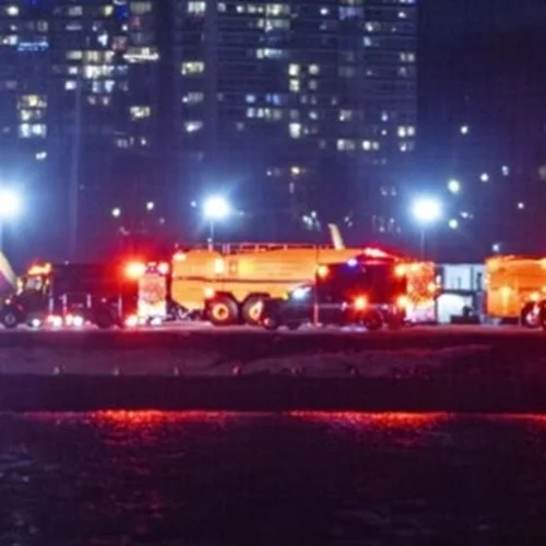 Αεροπλάνο με 60 επιβάτες συγκρούστηκε με στρατιωτικό ελικόπτερο στην Ουάσιγκτον και κόπηκε στα δύο [βίντεο]