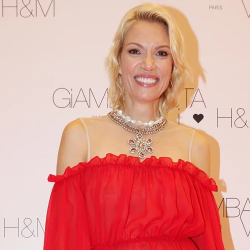 Η Βίκυ Καγιά σου δείχνει ένα έξυπνο τρόπο για να φορέσεις τη μαύρη φούστα