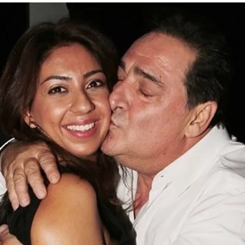 Ειρήνη Κεσογλίδου: Συγκινημένη στην παρουσίαση της βιογραφίας του πατέρα της, Βασίλη Καρρά