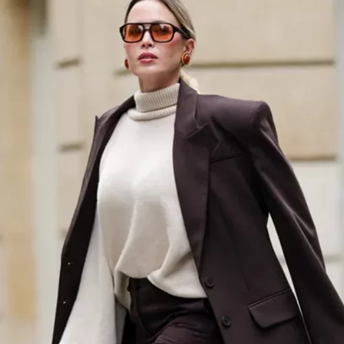 Πουλόβερ σε γήινα χρώματα | Η διαχρονική τάση που θα φορέσουμε φέτος τον χειμώνα