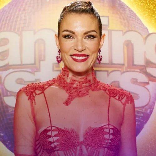 Η Βίκυ Καγιά σαν σταρ του σινεμά με κόκκινο φόρεμα στο live του DWTS