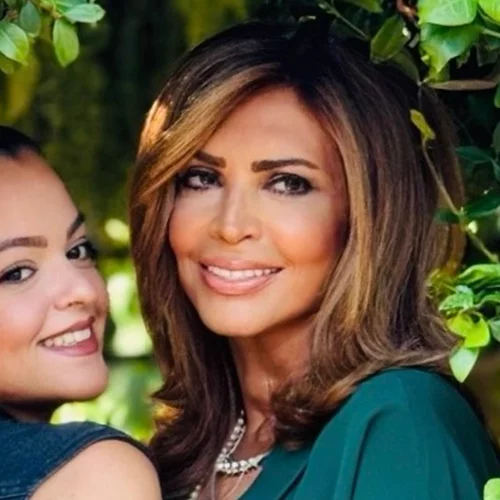 Δυο οπτασίες | Μιμή & Μαριτίνα Ντενίση ποζάρουν με τα γιορτινά τους στον πανέμορφο κήπο τους στον Θεολόγο