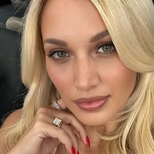 Η εναλλακτική Τσικνοπέμπτη της Κωνσταντίνας Σπυροπούλου | Ετοιμάζει λαχανοντολμάδες με τη μαμά της