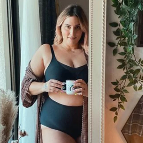 Εβελίνα Νικόλιζα | Ποζάρει με μαύρα εσώρουχα στον καθρέφτη της