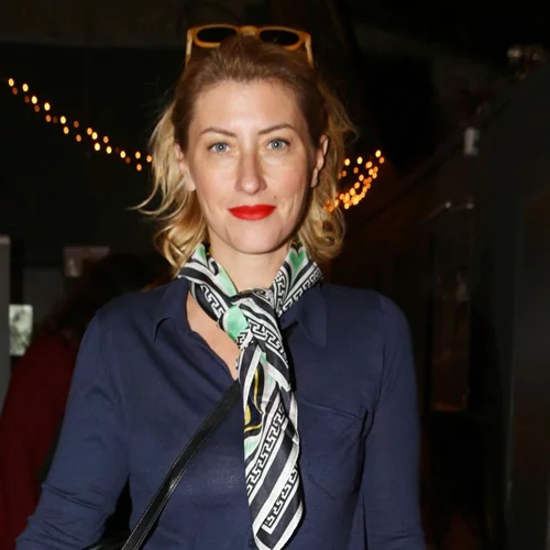 Η Σία Κοσιώνη με μπορντό παντελόνι | Το look που φόρεσε σε θεατρική πρεμιέρα