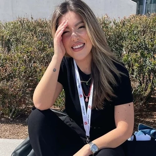 Αναστασία Γιάμαλη | Με δερμάτινη καμπαρντίνα σε θεατρική πρεμιέρα