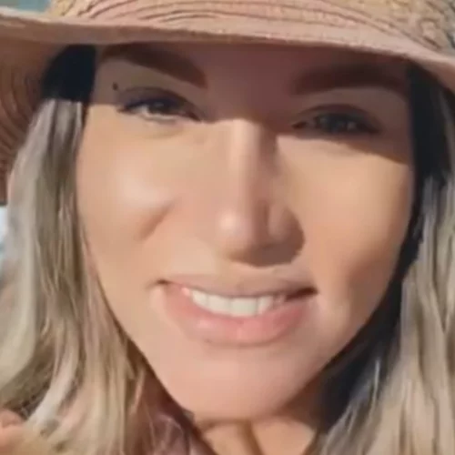 Αθηνά Οικονομάκου | Η φωτογραφία με φουσκωμένη κοιλίτσα από τον κήπο της