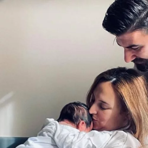 Κλέλια Πανταζή | Τρισευτυχισμένη κρατάει στην αγκαλιά της το μωρό της - Οι νέες φωτογραφίες από το μαιευτήριο