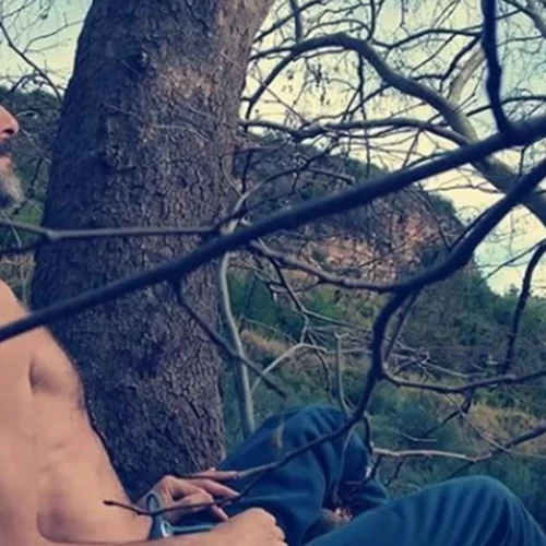 Θανάσης Ευθυμιάδης σε στάση shirshasana | "Κοιτώντας ανάποδα πολλές φορές βλέπω πιο σωστά" (pic)