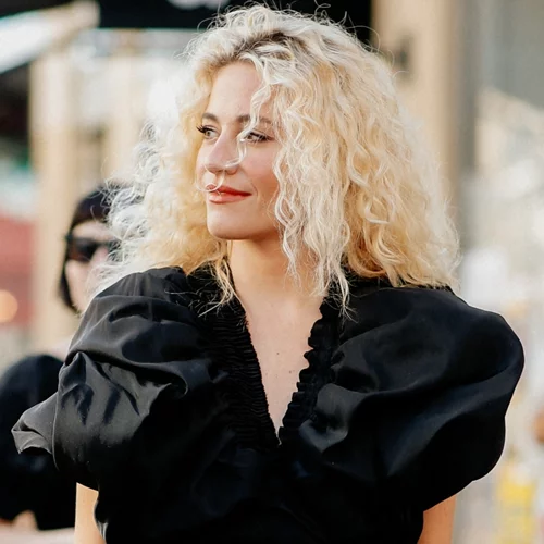 Αυτό είναι το ωραιότερο κούρεμα για σγουρά μαλλιά