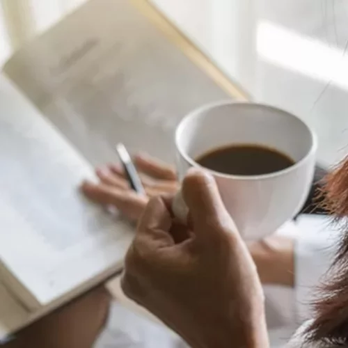 Οι μισοί Έλληνες γράφουν, κι οι άλλοι μισοί δεν διαβάζουν | Τι λένε οι εκδότες για το βιβλίο στην Ελλάδα σήμερα