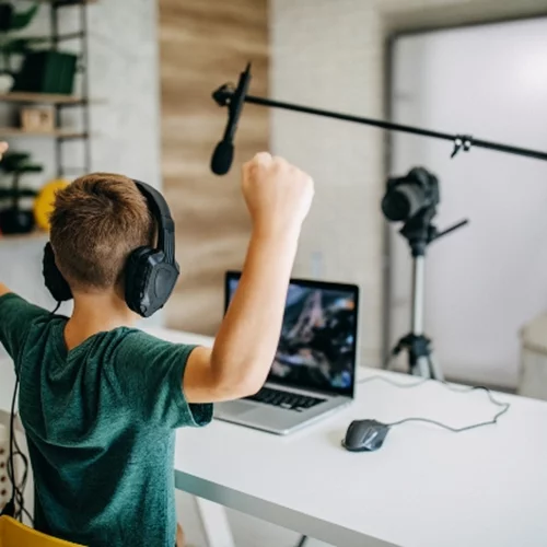 "Μαμά, θέλω να γίνω YouTuber" | Πώς μπορούμε να αντιμετωπίσουμε οι γονείς τα "τρελά" επαγγελματικά όνειρα των παιδιών;