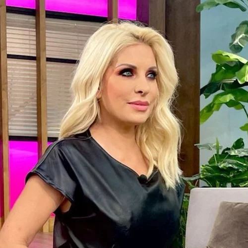 Η Ελένη Μενεγάκη υιοθέτησε την πιο sexy τάση | Η εμφάνιση με μαύρη δερμάτινη ολόσωμη φόρμα